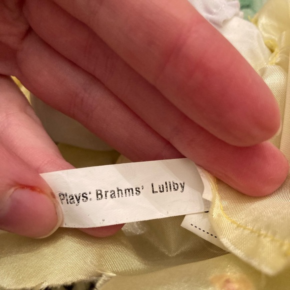 Green Tree Collectible Yellow Dress Lullaby Musical Girl Soft Doll - Picture 13 of 16